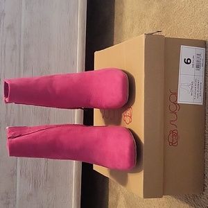 NWOT Sugar zippered ankle boots. Fuchsia pink size 6M